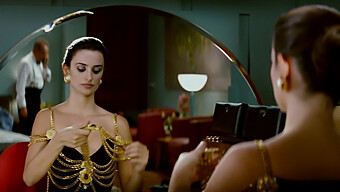 Penelope Cruz Sensuella Kyssar Och Perfekta Kropp I 