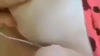 阿拉伯美女用她巨大的乳房自慰