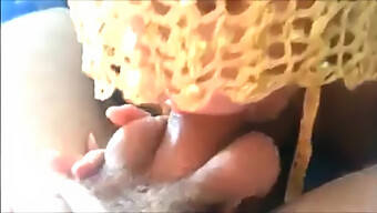 Mahasiswi Menjilat Kontol Besar Dalam Video Buatan Sendiri